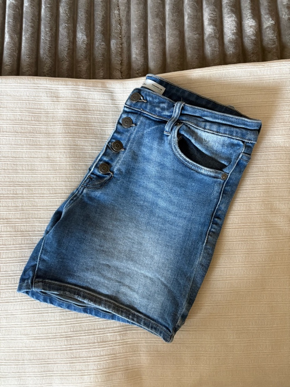 Kancan Button-Front Denim Shorts in Medium Blue size 30